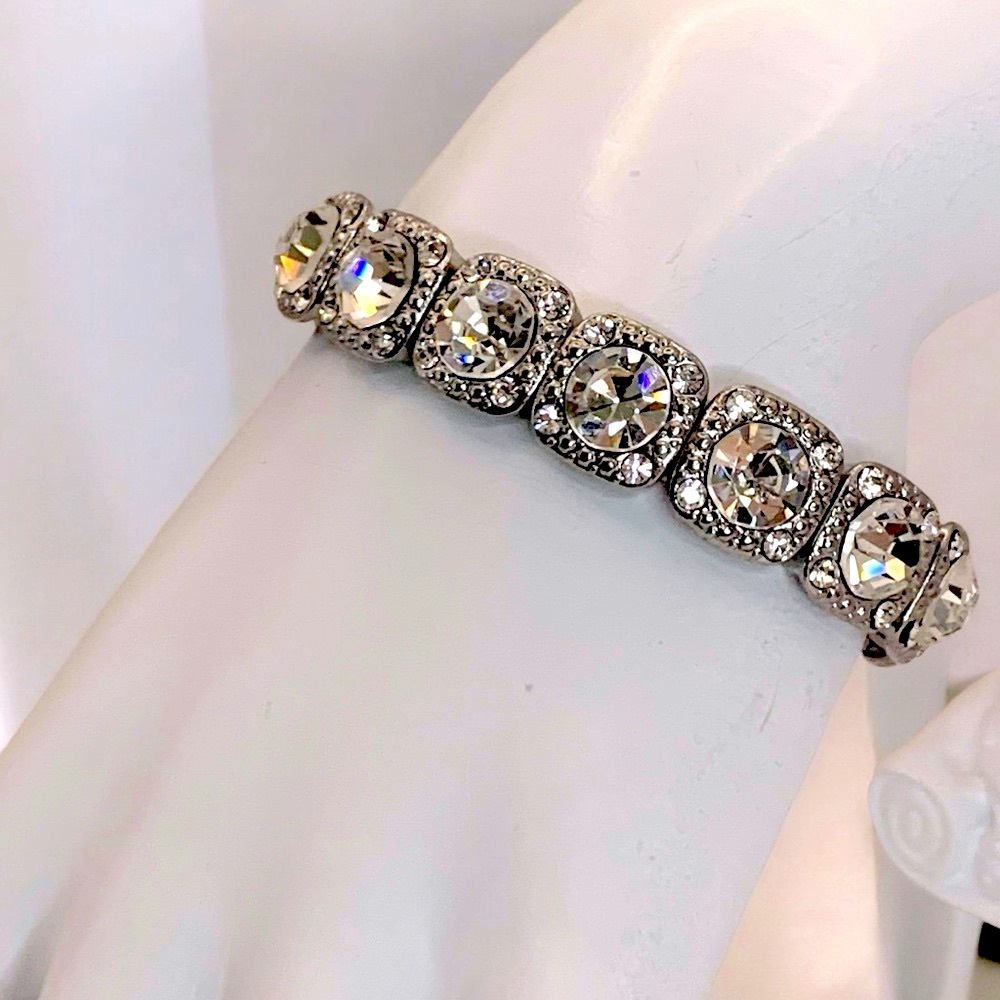 Bracelet Medium Chunky Rhinestone Stretch With Silver Tone Metal